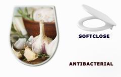 WC sedtko Raw garlic and spices on wooden table